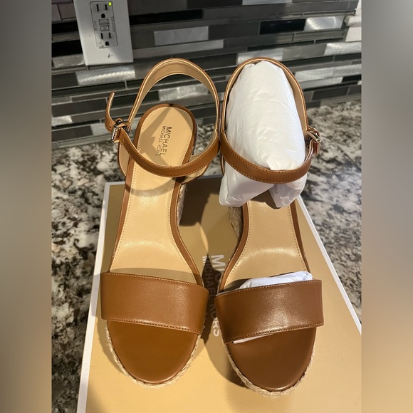Wedge Heels - Picture 1 of 2